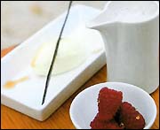 Isad rabarber- och flädersoppa med vit chokladmousse och hallon