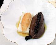 Chokladcrème med kakaoströssel, päron och ingefära